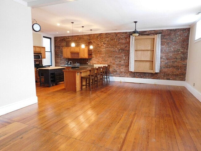 Building Photo - 216 Middle St