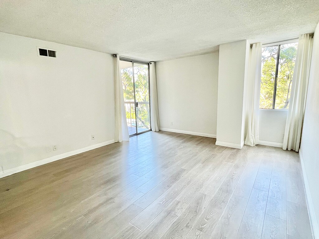 Master bedroom - 441 N Oakhurst Dr