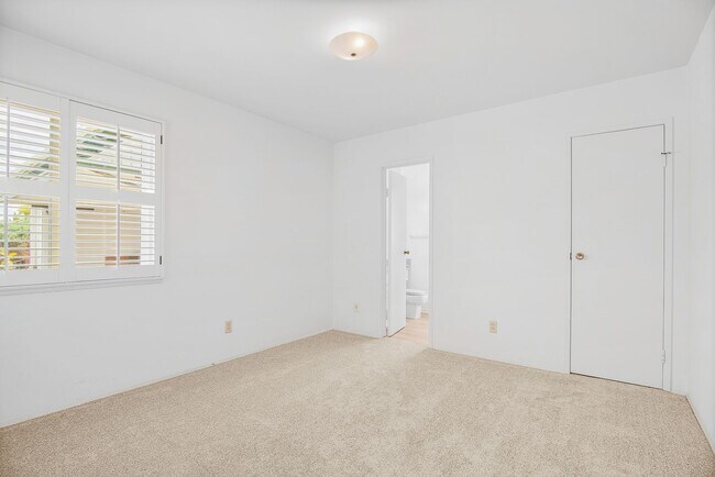 Building Photo - Spacious 4-bedroom, 2-bathroom home in coveted University City