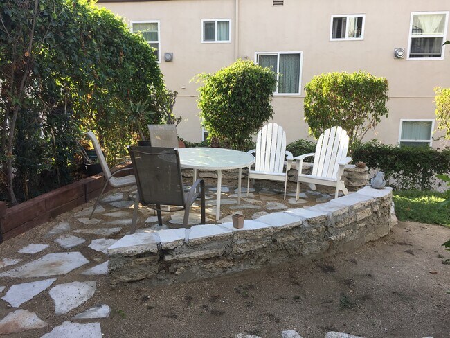 Building Photo - 229 S Westlake Ave