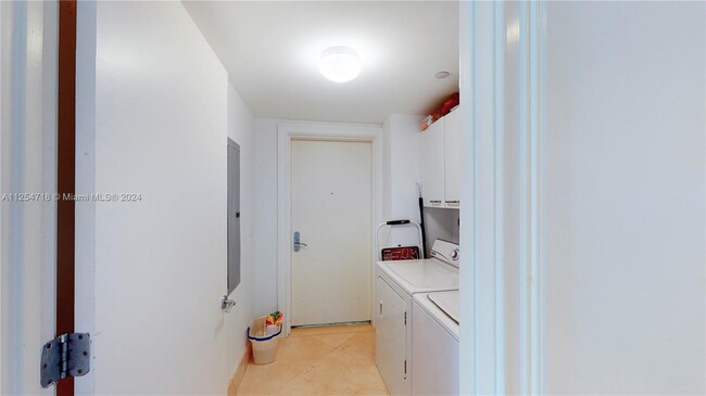 Building Photo - 17001 Collins Ave