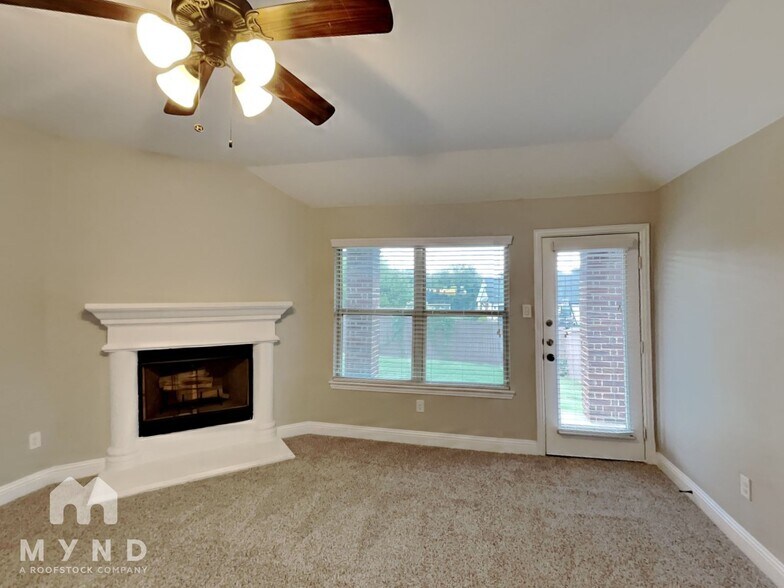 Building Photo - 405 Bentley Dr