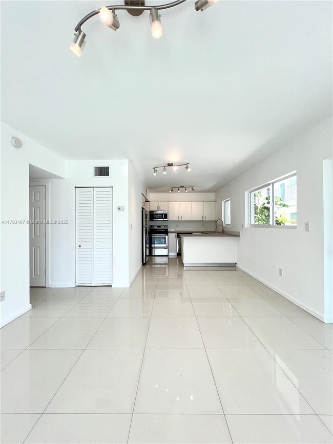 Building Photo - 8035 Crespi Blvd