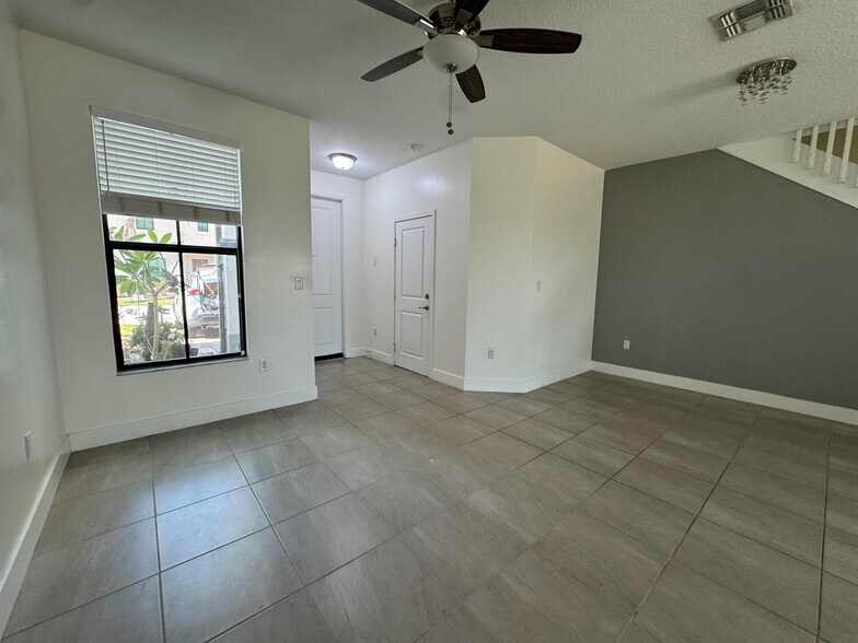 Building Photo - 2037 Oysterwood Ln