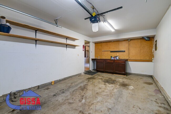 Building Photo - Beautiful home with 3 bedrooms, 2 bathroom...