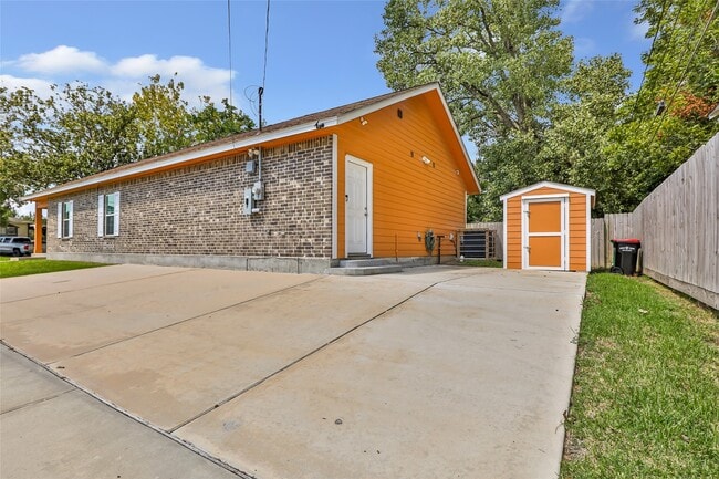 Building Photo - 520 E Defee Ave