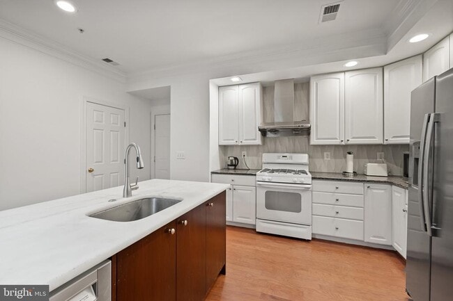 Building Photo - 589 Odendhal Ave