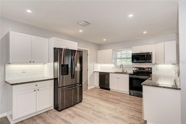 Building Photo - MOVE IN TO THIS SARASOTA HOME NOW WITH ZER...