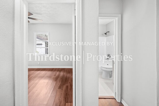 Building Photo - 3032 W 5th St