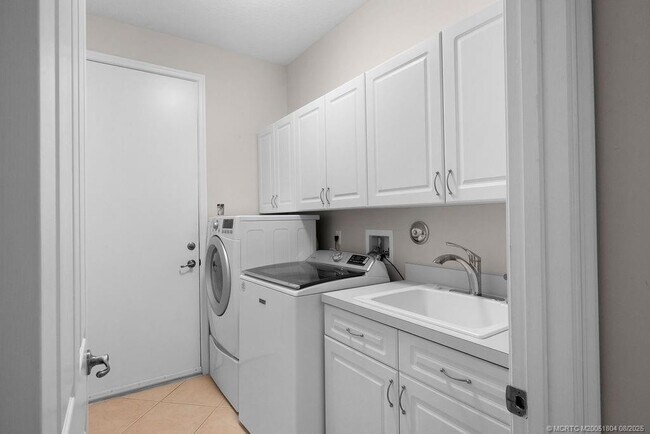 Building Photo - 511 SW Squire Johns Ln