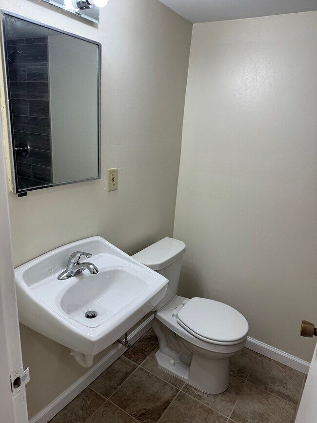 Building Photo - 1585 W Highland Pkwy
