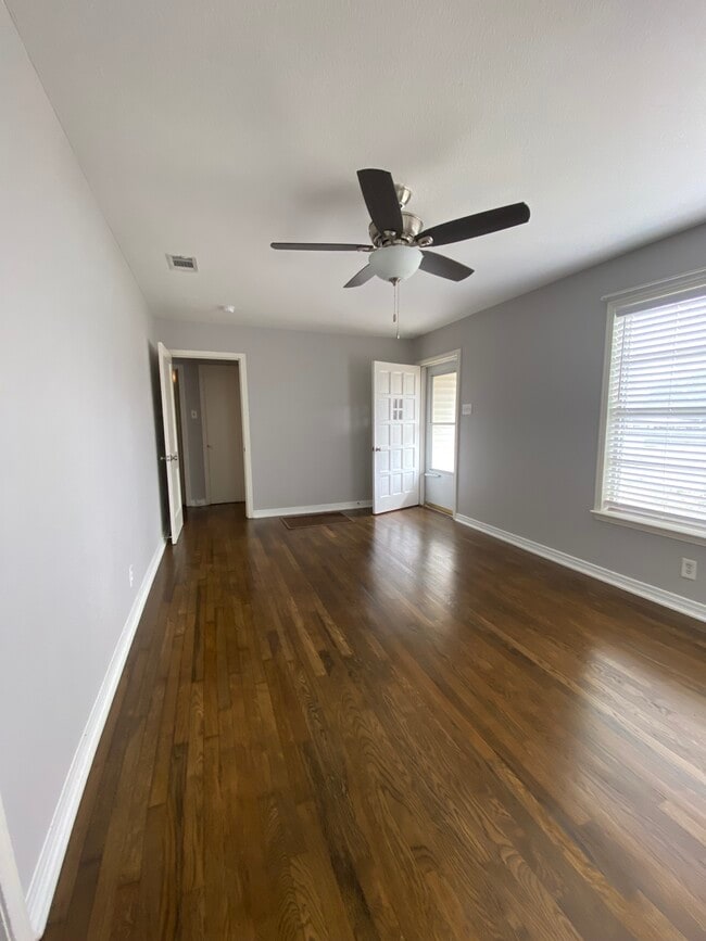 Building Photo - 3803 Poinsettia Dr