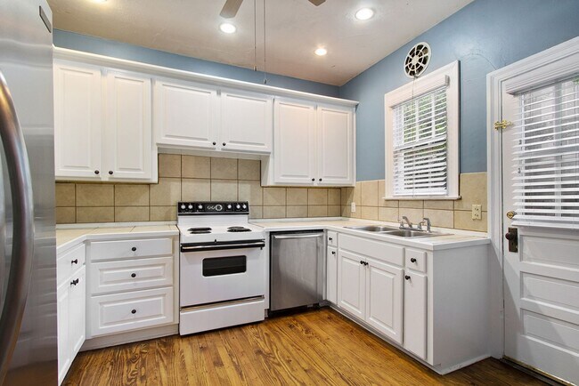 Building Photo - 1815 Linden Pl