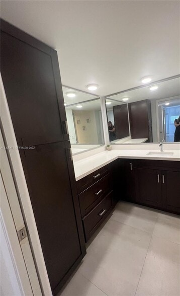 Building Photo - 6039 Collins Ave