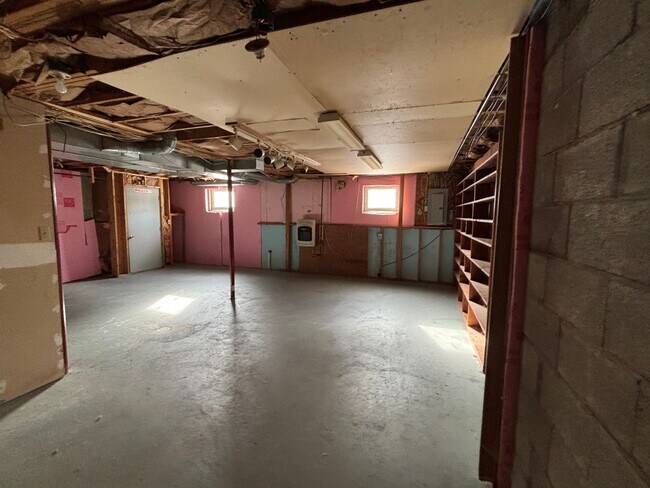 Building Photo - Spacious Three Bedroom Home with Central Air