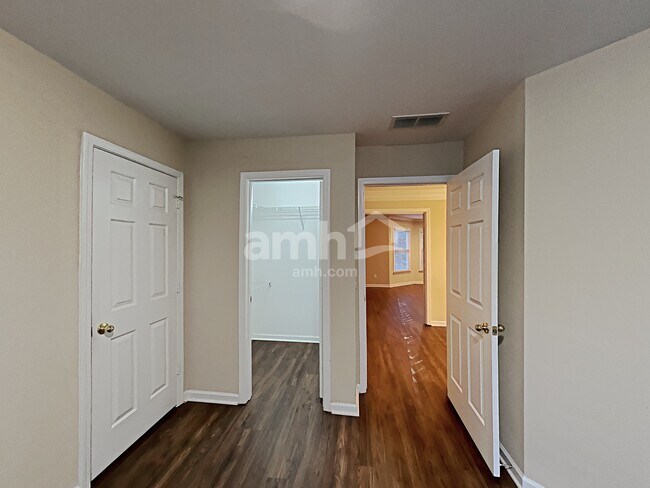 Building Photo - 815 Hillcrest Ln