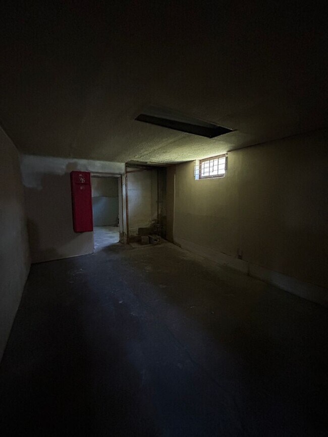 Building Photo - Updated 3-Bedroom, 1-Bathroom Home – $1,400/Month | Accepting Section 8