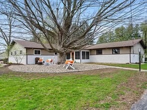 Building Photo - 1427 E Springhill Rd