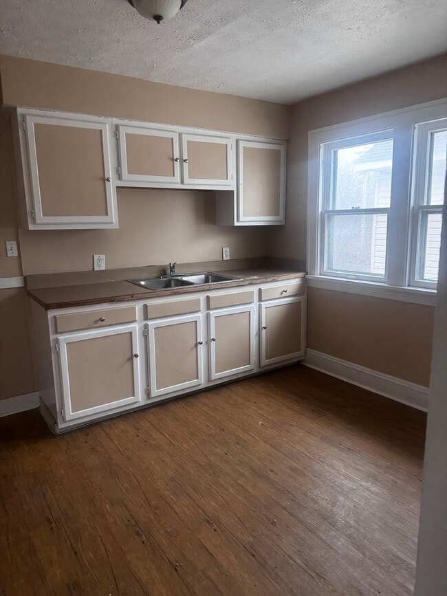 Building Photo - 3421 E 143rd St