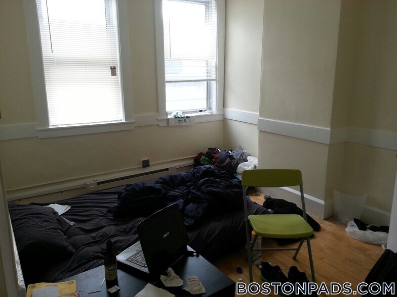 Building Photo - 161 Endicott St