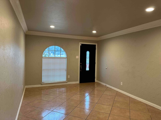 Building Photo - 10125 Peppertree Ln