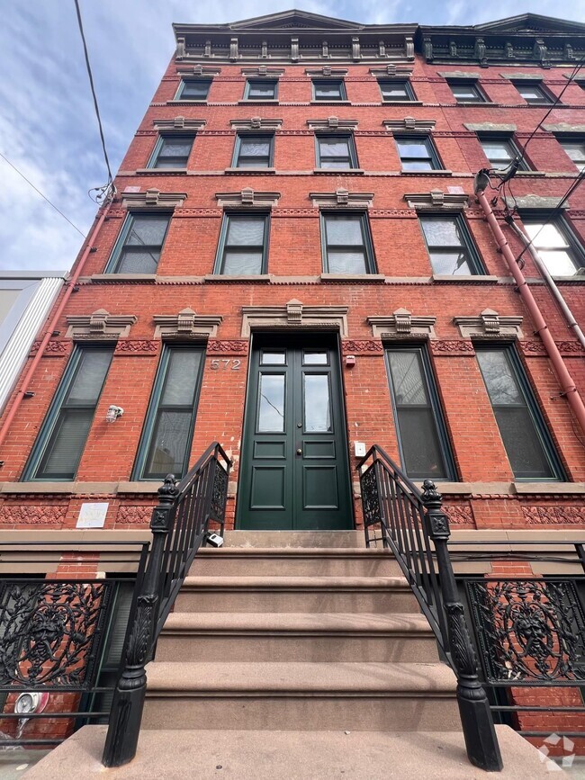 Building Photo - 572 Jersey Ave