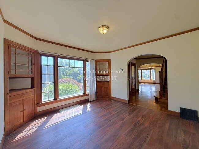 Building Photo - MOVE IN SPECIAL! ONE MONTH FREE! Timeless SE Portland 3 Bed Home w/Backyard, Hardwood Floors, & B...