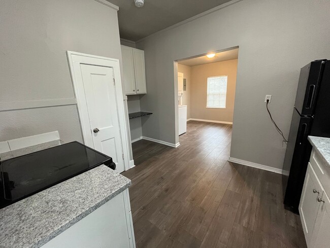 Building Photo - 3 bedroom 2 bath!