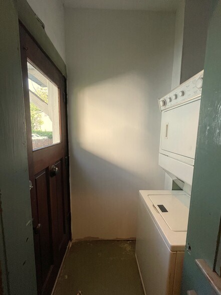 Laundry Closet - 533 W Gray St
