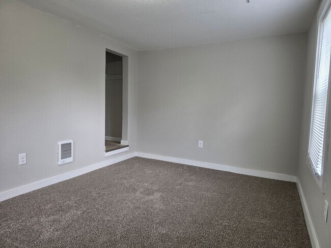 Building Photo - Remodeled Two Bedroom House!