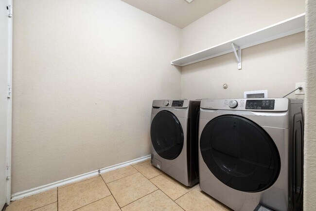 Building Photo - 11515 N Peak