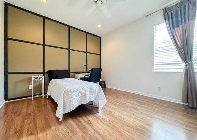 Building Photo - Furnished Rental in Golf Cart District!