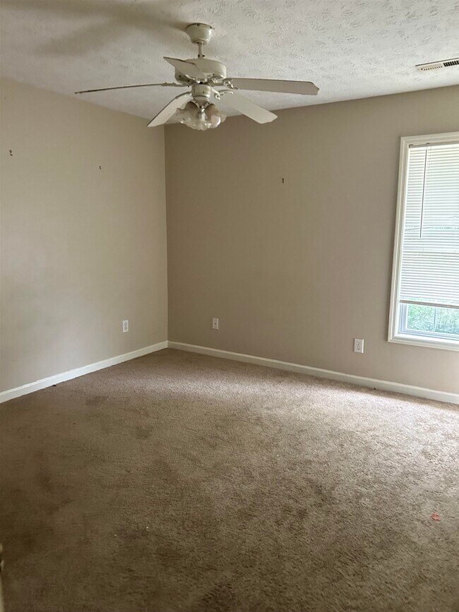 Building Photo - 635 Blackstone Dr