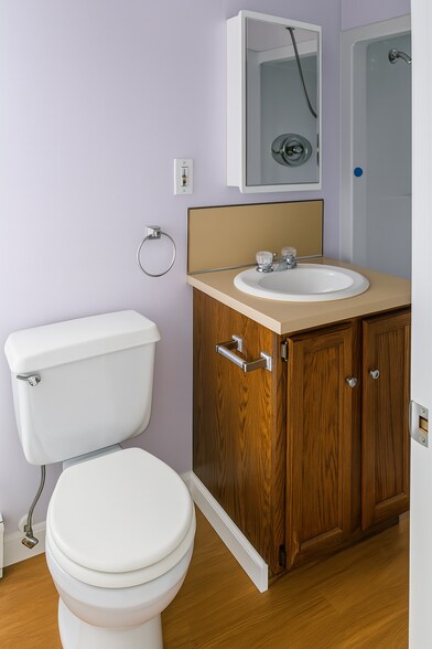 Master bed Bathroom - 47 Oak Island St