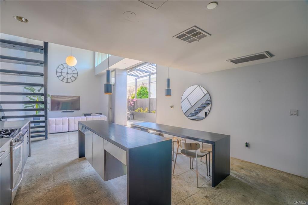 Building Photo - 1011 N Orange Grove Ave