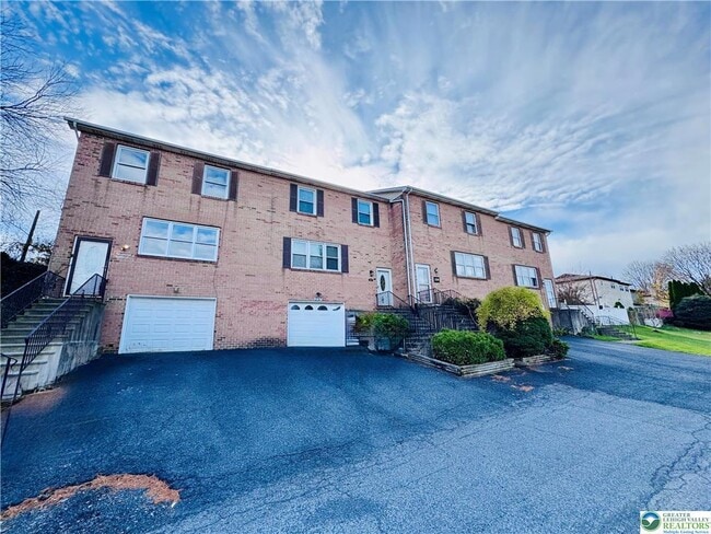 Building Photo - 235 Vista Dr