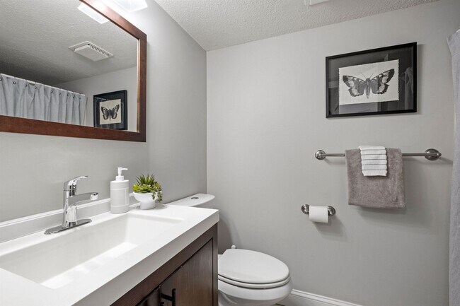 Building Photo - 5 Blackstone Dr