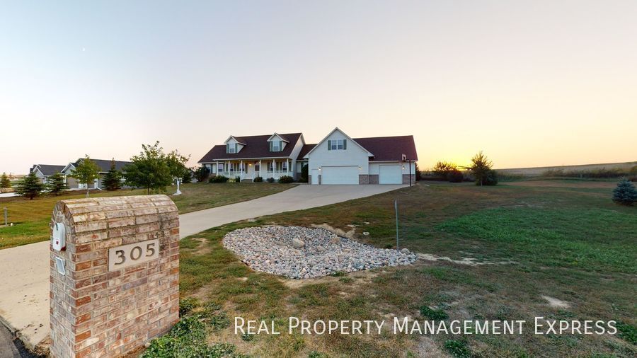 Building Photo - 305 N Pine Lake Dr