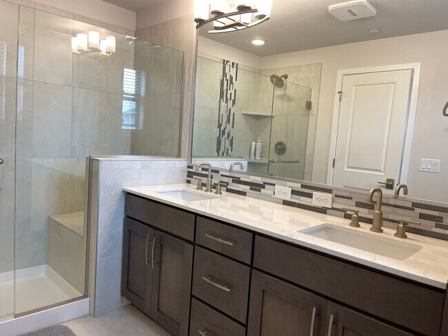 Building Photo - CLICK "REQUEST A TOUR" NOW!