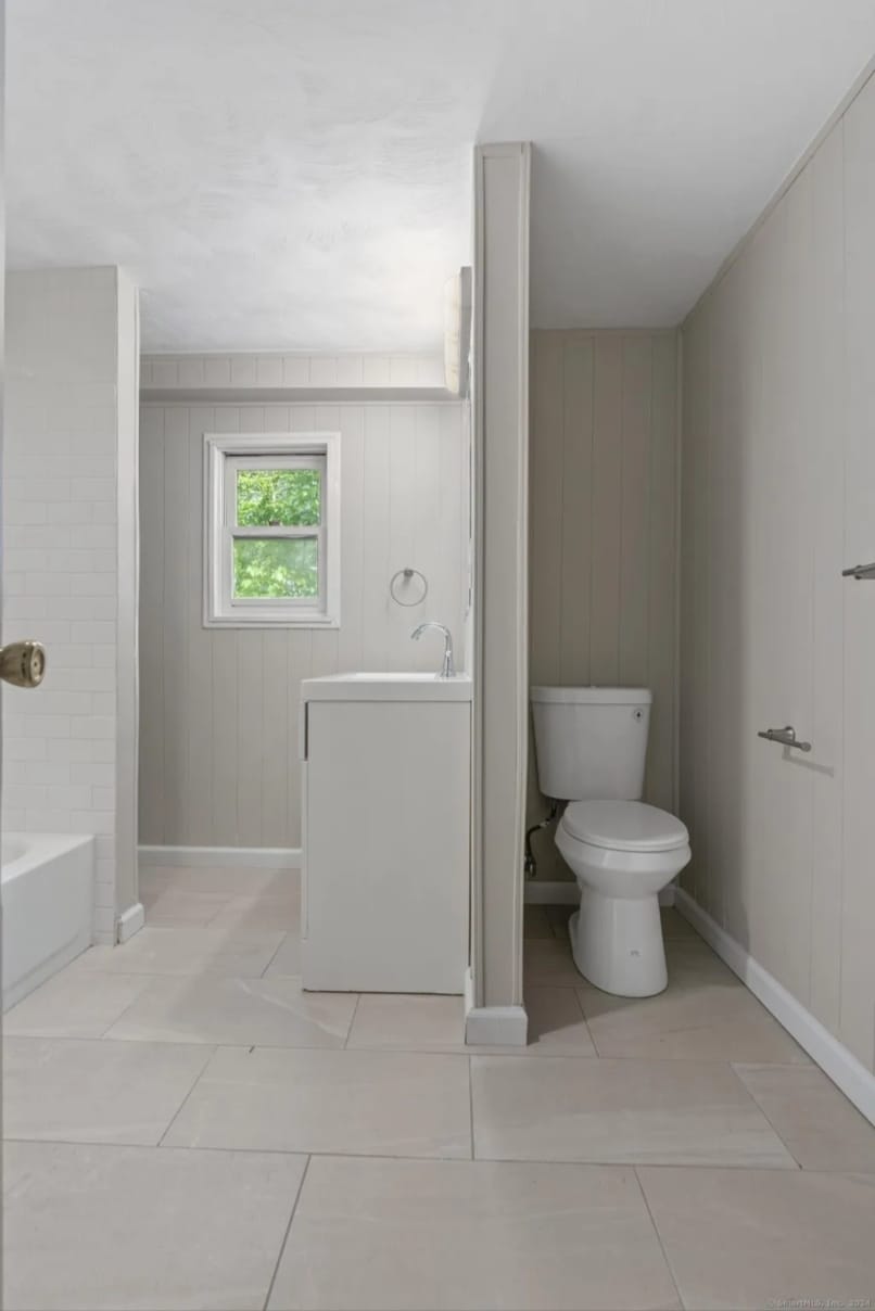 Main Bathroom - 52 Grove St