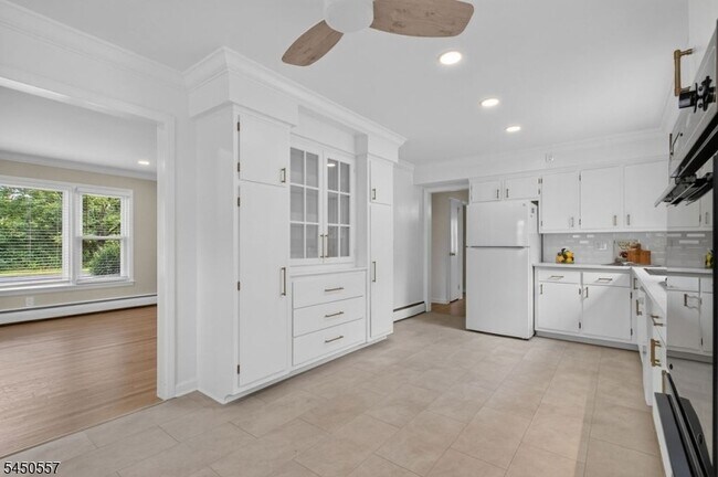 Building Photo - 663 Mountain Ave