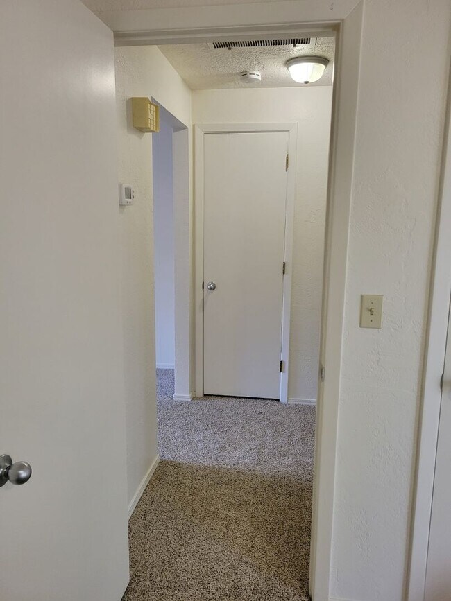 Building Photo - Rent Special: 1/2 Off June's Rent!! Ground Level 1 Bedroom 1 Bath W/ AC
