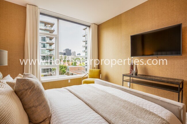 Building Photo - Unobstructed Views at The Strand