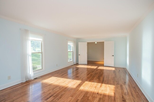 Building Photo - 2425 Mansker Dr