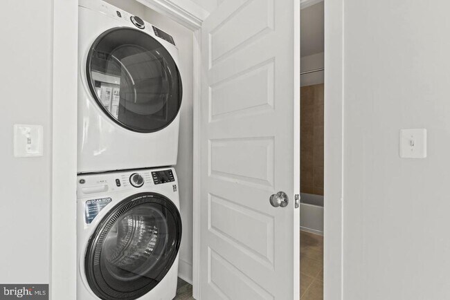 Building Photo - 43805 Middleway Ter