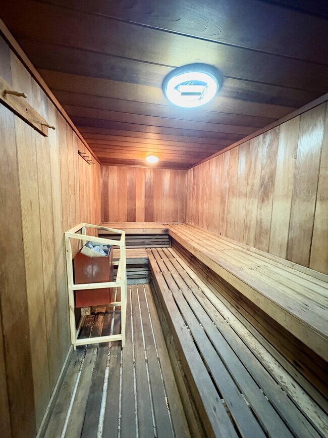 Building Photo - 700 Village Green Ct