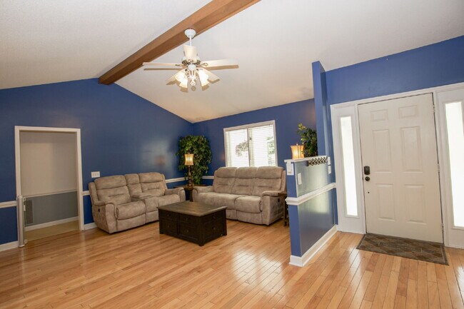 Building Photo - 806 Sumac Ln