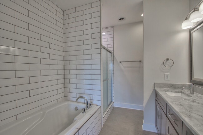 Building Photo - 1319B Pillow St