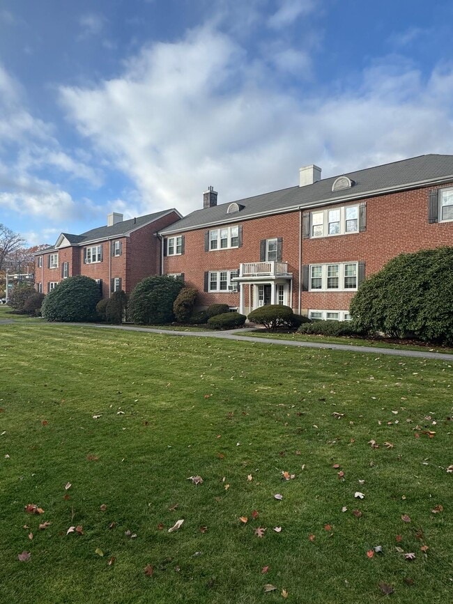 Building Photo - 31 Hammond Pond Pky