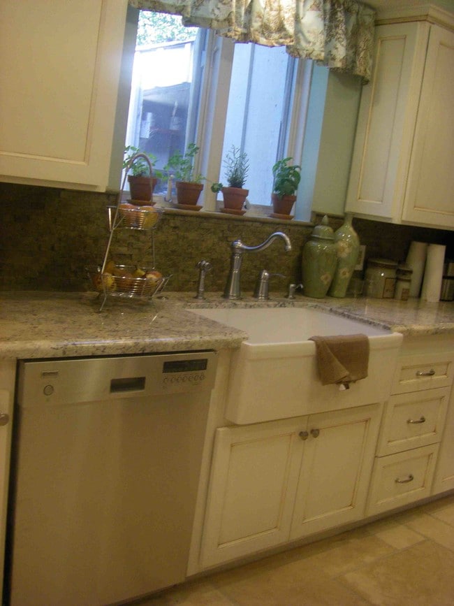apron sink - 13902 Calvert St